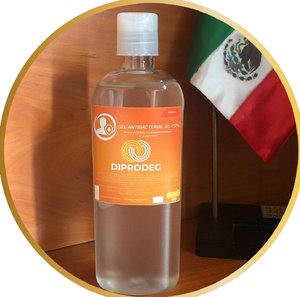 Botella de producto de limpieza DIPRODEG junto a la bandera de México